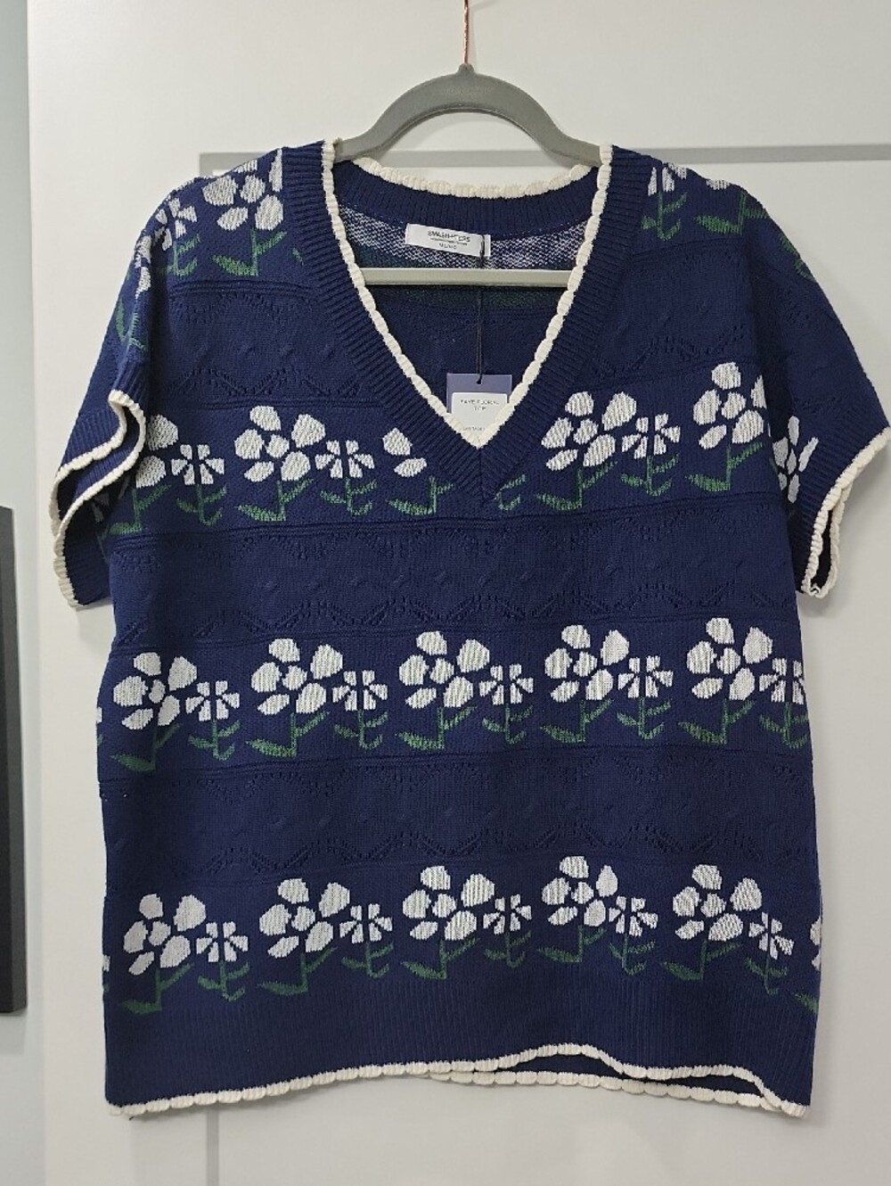 Smash + Tess Navy Floral V-Neck Short Sleeve Knit Top with White Trim - Picture 4 of 5